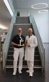 Dr. Florian Barth (links), Koordinator des EndoProthetikZentrums Schaumburg, und Prof. Dr. Michael Jagodzinski (rechts), Leiter des EndoProthetikZentrums Schaumburg, sind stolz auf das gesamte Team des EPZ!