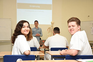 Azubis im Klassenzimmer.